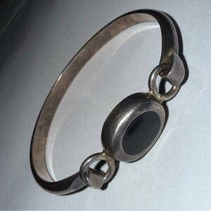 vintage Mexico sterling silver hinged bangle bracelet with a black onyx inlay